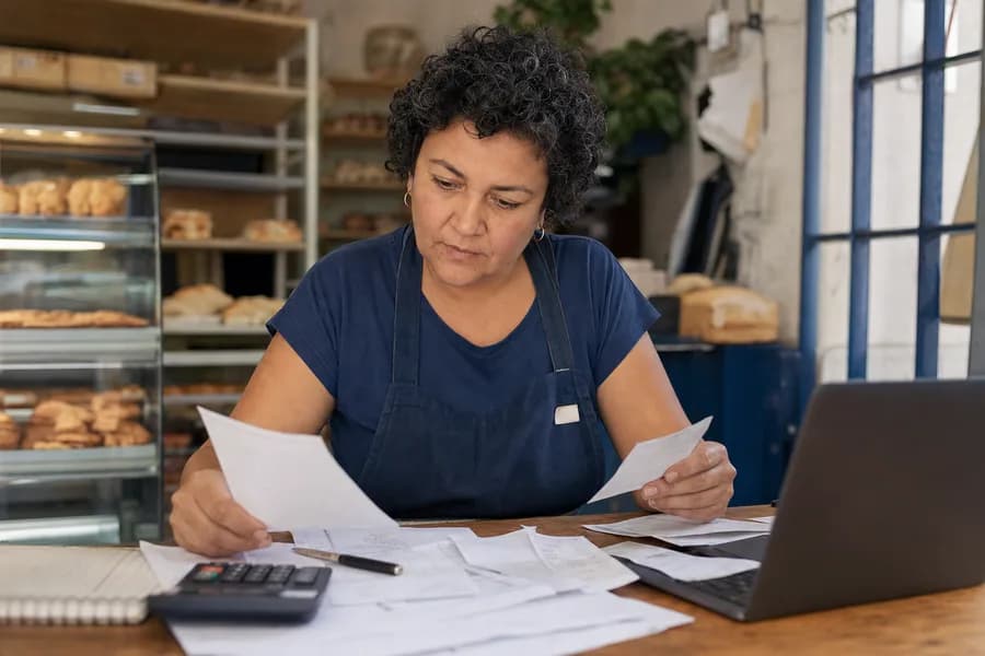 Contribuyente organizando documentos tributarios